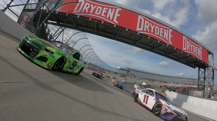 Kierowcy NASCAR na torze Drydene 400. Transmisja w Motowizji