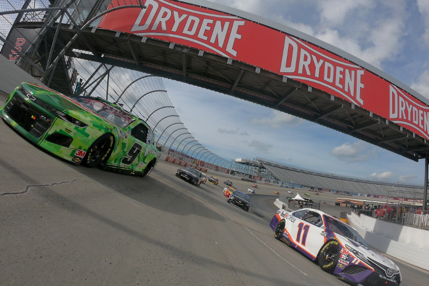 Kierowcy NASCAR na torze Drydene 400. Transmisja w Motowizji