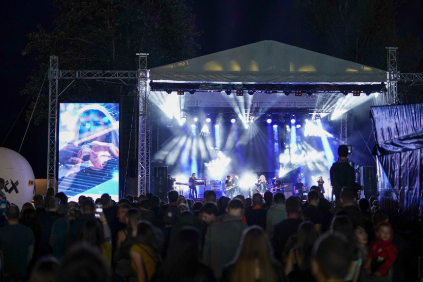 Codzienne sety didżejskie i koncerty plenerowe. „Lato na MAXXXa” w RMF MAXXX