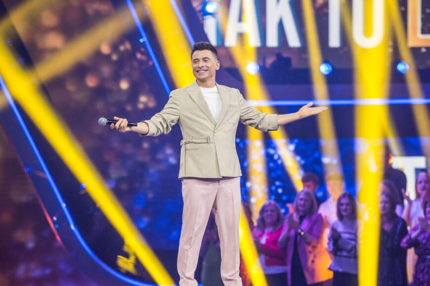 Kacper Kuszewski prowadzącym „Tak to leciało!”. Nowe odcinki jesienią