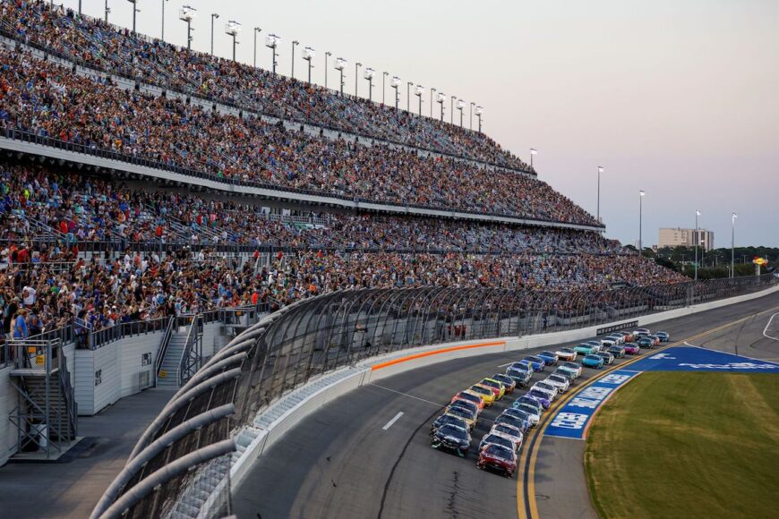 Ostatnie dwa wyścigi sezonu zasadniczego NASCAR Cup Series w Motowizji. Kiedy transmisje?