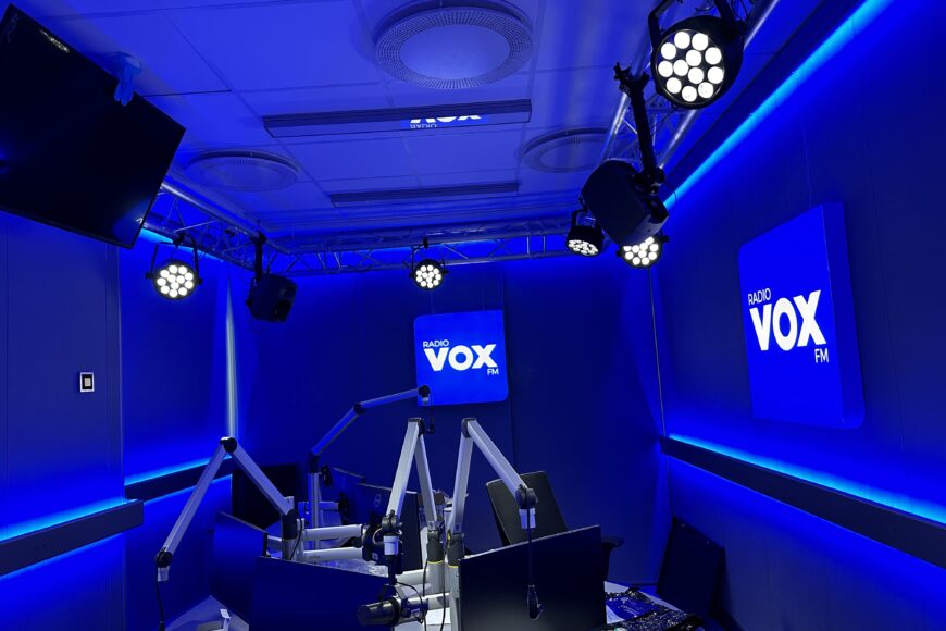 Nowi prezenterzy, nowe pasmo i studio radia VOX FM. Co przygotowali na jesień?