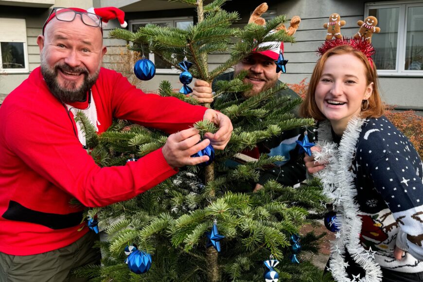 VOX FM rozwozi choinki do domów słuchaczy. Świąteczne akcje na antenie rozgłośni